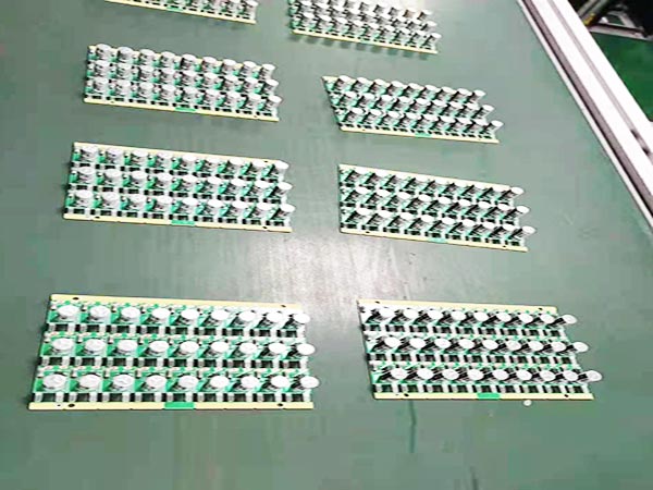 SMT貼片機(jī)定制好還是購(gòu)買標(biāo)準(zhǔn)機(jī)好？