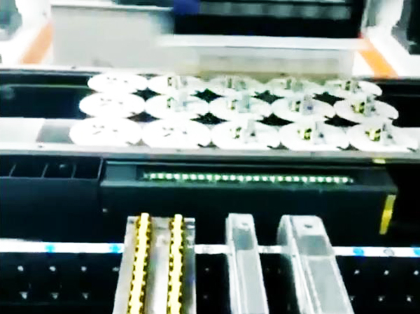 SMT貼片機打樣貼片與插件的優(yōu)缺點